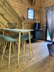 a dining room with a table and chairs in a cabin at Tiny house bois cosy « Halte là » in La Possession