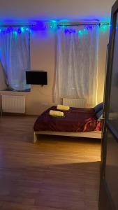 een slaapkamer met een bed en een tv in een kamer bij Budapest Clark Apartman ** in Boedapest