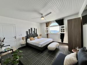 1 dormitorio con 1 cama y 1 sofá en Mira's Hacienda en Saint-Pierre