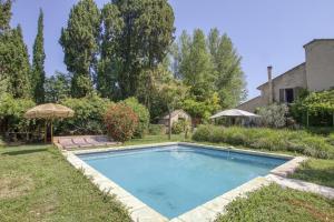 een zwembad in de tuin van een huis bij Le Mas des Anges in Cabannes