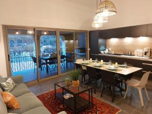 a living room with a table and a kitchen at Maison Barnoin-Chambres et villas au calme proche Nice in Bouyon