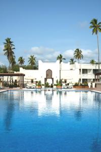 une grande piscine en face d'un bâtiment dans l'établissement LUX Marijani Zanzibar, à Pwani Mchangani