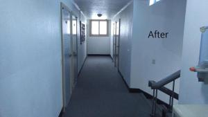 un couloir d'un immeuble de bureaux avec un couloir dans l'établissement Nabizam Motel, à Yeosu