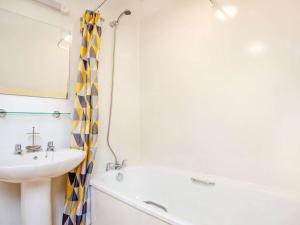 uma casa de banho com um lavatório e uma banheira e um lavatório em 1 bed in Bala 88450 em Llandderfel