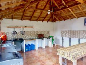 Cette chambre dispose d'une cuisine avec une table. dans l'établissement Samal Island Garden Villa - Spacious 3BR, AC, Wi-Fi, Indoor-Outdoor Kitchens, à Caliclic