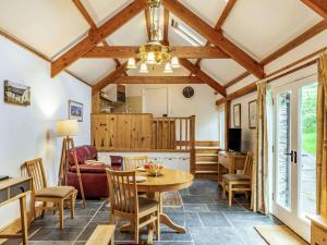 cocina y sala de estar con mesa y sillas en 1 Bed in Bigbury-on-Sea 88096, en North Huish