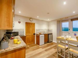 Η κουζίνα ή μικρή κουζίνα στο 2 Bed in Looe 88357