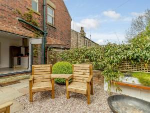 two chairs and a table in front of a building at 3 Bed in Chapel-En-Le-Frith 88180 in Chapel en le Frith