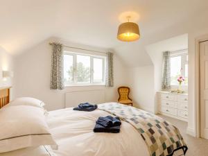 a bedroom with a bed with two towels on it at 3 bed in Ross-on-Wye 89313 in Peterstow