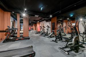 a gym with a bunch of exercise bikes and treadmills at Nadmotławie Deluxe 1 Sauna & Siłownia by Grand Apartments in Gdańsk