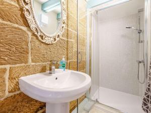 Ένα μπάνιο στο 3 Bed in Robin Hoods Bay 89568 +20 φωτογραφίες
