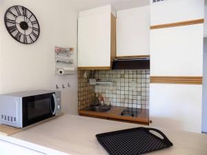 a microwave sitting on top of a counter in a kitchen at Saint Georges de Didonne - STUDIO TRES SYMPA - proche plage et centre - in Saint-Georges-de-Didonne