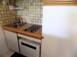a small kitchen with a sink and a refrigerator at Saint Georges de Didonne - STUDIO TRES SYMPA - proche plage et centre - in Saint-Georges-de-Didonne