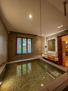 - Baño con bañera y piscina en Hotel Sigiriya en Sigiriya