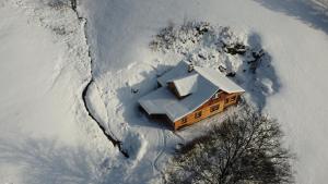 una vista aérea de una casa cubierta de nieve en Luční chalupa, en Velká Úpa