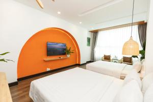 Giường trong phòng chung tại The One Premium Hotel