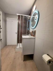 uma casa de banho com um lavatório e um espelho em Romantic Jacuzzi Luxury Apartment em Sinaia