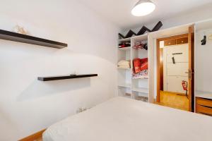 een slaapkamer met een bed en een kast bij Teixeira Expo in Lissabon