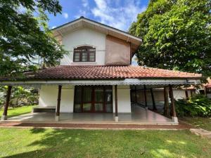 una pequeña casa blanca con techo rojo en Wattala Villa- The Guardian Bungalow en Wattala