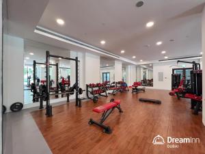 een fitnessruimte met loopbanden en machines in een kamer bij Dream Inn Apartments - Rahaal - Burj al Arab View in Dubai