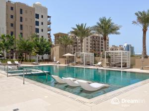 Kolam renang di atau dekat dengan Dream Inn Apartments - Rahaal - Burj al Arab View