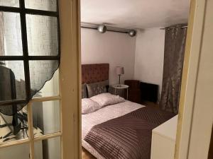a small bedroom with a bed and a window at Appartement privatif de 60 m2 dans belle Maison proche de Disney et Paris in Villiers-sur-Marne