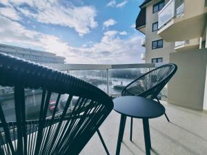 a balcony with a chair and a window at Shorebreak Nieuwpoort near the beach in Nieuwpoort-Bad
