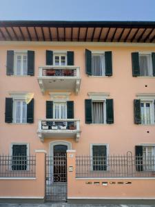ピサにあるLa Casa di Eliのバルコニーと窓付きのアパートメントビル