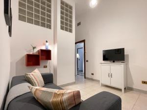a living room with a couch and a tv at La Casa di Eli Appartamenti in Pisa