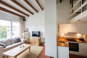 ein Wohnzimmer mit Sofa und Tisch in der Unterkunft Lepelblad 17* in Nieuwvliet