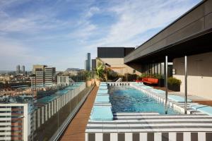 una piscina sul tetto di un edificio di The Social Hub Barcelona Poblenou a Barcellona