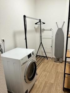 Waschmaschine und Trockner im Zimmer in der Unterkunft Charming Homes - Studio 20 in Wolfsburg