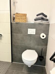 a bathroom with a toilet and some towels at Charming Homes - Studio 20 in Wolfsburg