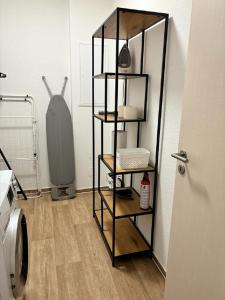 Zimmer mit einer Waschmaschine und einem Regal in der Unterkunft Charming Homes - Studio 20 in Wolfsburg