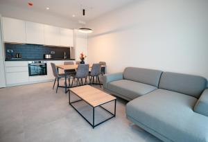 sala de estar con sofá y mesa en Royal Blue Resort & Residences en Tivat