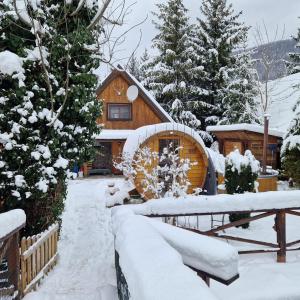 een hut in de winter met sneeuw op de grond bij Chalúpka Sokolí dvor in Terchová