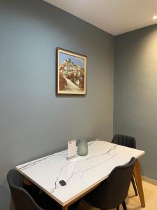 una mesa en una habitación con una foto en la pared en Tirana LUX Apartments, en Tirana
