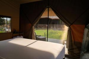 Postel nebo postele na pokoji v ubytování Toteme Glamping and Hot Spring Kintamani
