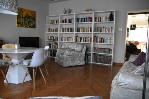 un soggiorno con libreria piena di libri di Residenza delle Farfalle a Padova