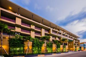 un edificio con plantas a su lado en Lani Chiang Mai Hotel en Chiang Mai