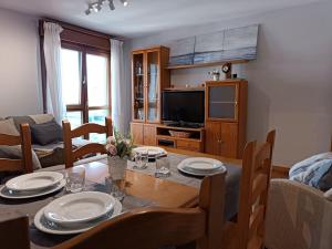 salon ze stołem jadalnym z talerzami w obiekcie Terraza de Poniente w mieście Gijón