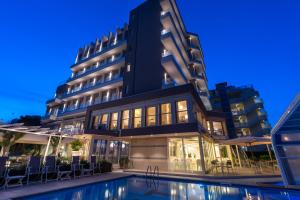The swimming pool at or close to Hotel Majestic