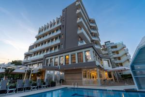The swimming pool at or close to Hotel Majestic