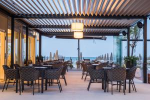 A restaurant or other place to eat at Hotel Majestic