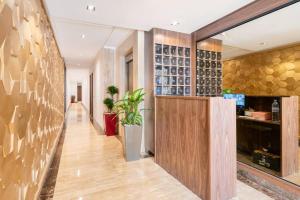 - un couloir avec un bar et un mur de bouteilles de vin dans l'établissement TTHOLIDAYS Cosy Apartment Casablanca City Center, à Casablanca