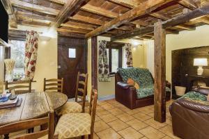 Lavender Cottage في Arreton: غرفة معيشة مع طاولة وأريكة