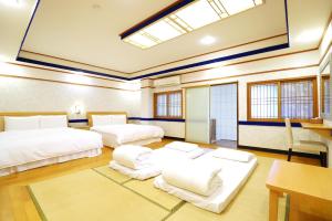 Habitación con 3 camas y tragaluz. en Gorgeous Hot Spring Resort, en Taipéi
