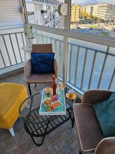 einen Balkon mit einem Tisch und einem Tablett mit Essen darauf in der Unterkunft Boutique apartman Dora zuto pace in Konik