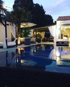 eine Villa mit einem Pool in der Nacht in der Unterkunft Mon petit Bali in Maussane-les-Alpilles
