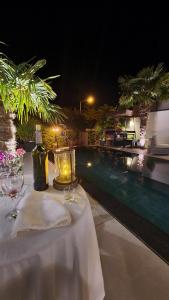 einen Tisch mit Gläsern und eine Flasche Wein auf dem Pool in der Unterkunft Mon petit Bali in Maussane-les-Alpilles